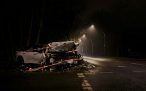 Smagi bojāts auto pēc ceļu satiksmes negadījuma naktī uz šosejas.