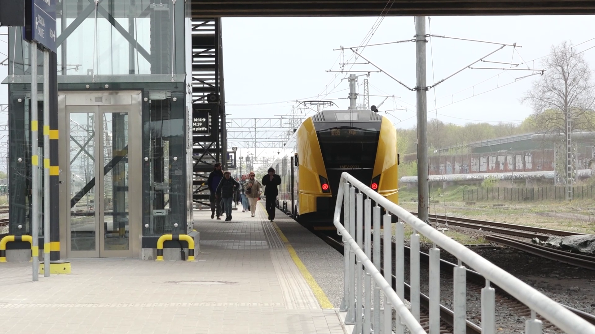Vivi elektrovilciens pienāk pie modernizētās stacijas Rīgā.