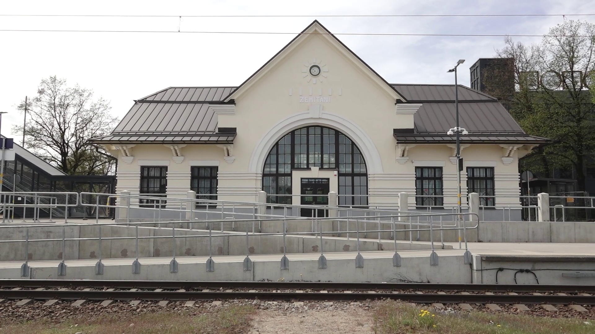 Atjaunotā Zemitānu dzelzceļa stacijas ēka Rīgā.