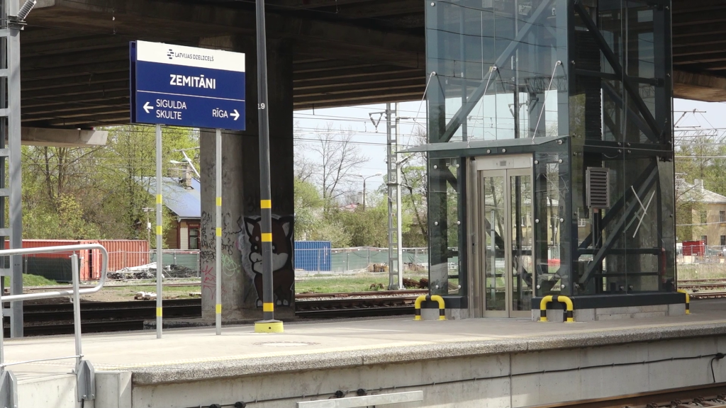 Zemitānu stacijas perons ar liftu un informatīvo zīmi Rīgā.