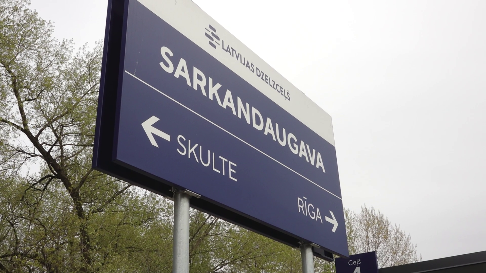 Sarkandaugavas dzelzceļa stacijas informatīvā zīme.