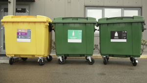 Atkritumu konteineri ar jaunām piktogrammām, kas palīdz iedzīvotājiem pareizi šķirot plastmasu, metālu, stiklu un sadzīves atkritumus.