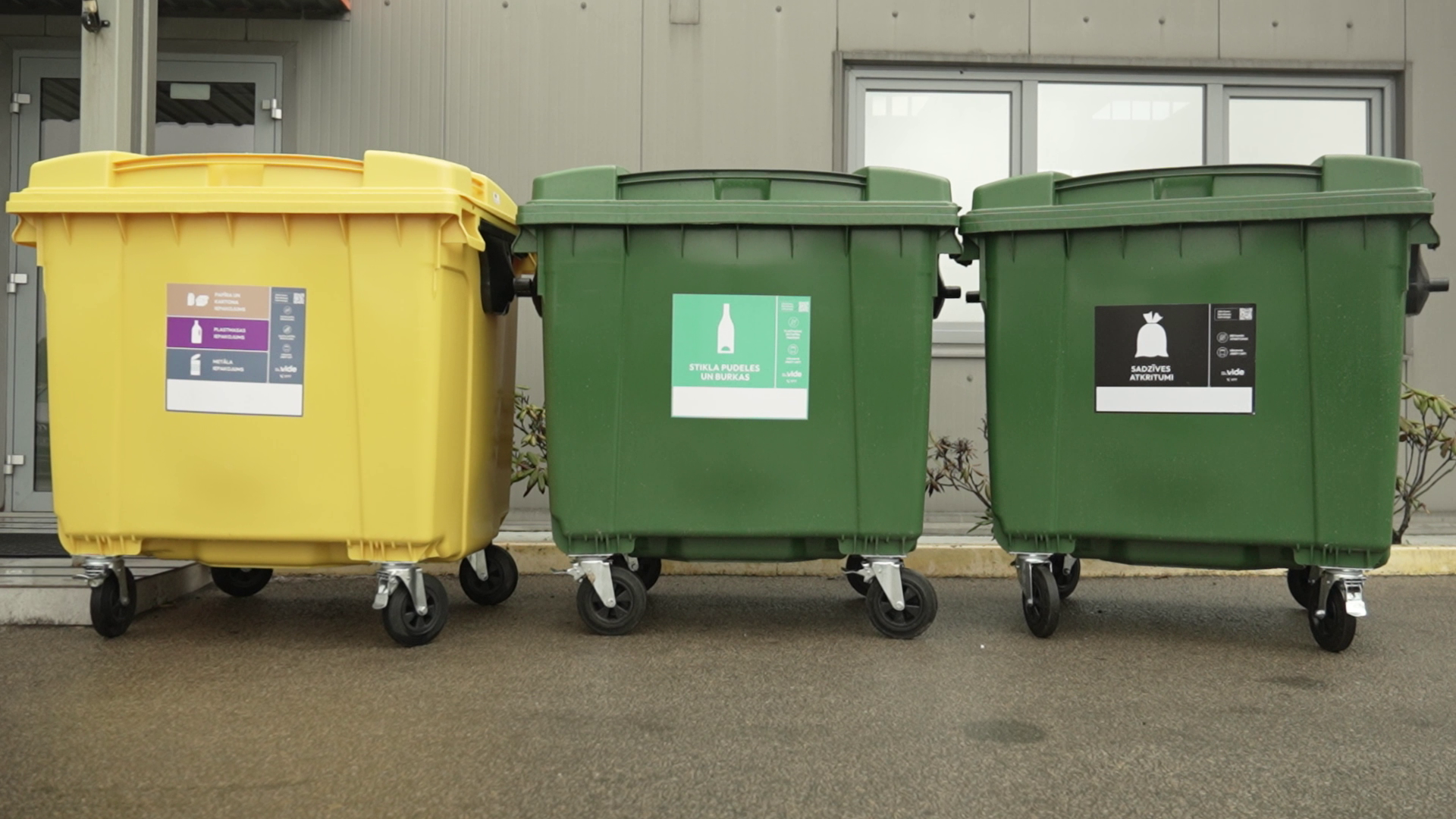 Atkritumu konteineri ar jaunām piktogrammām, kas palīdz iedzīvotājiem pareizi šķirot plastmasu, metālu, stiklu un sadzīves atkritumus.