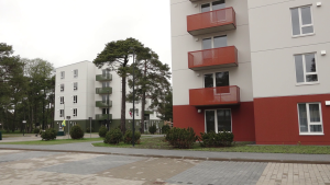 Jaunas daudzdzīvokļu mājas Ventspilī ar labiekārtotu apkārtni un balkoniem.