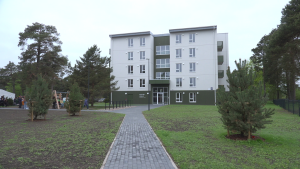 Ventspilī uzbūvētā daudzdzīvokļu ēka “Saules mājas” ar zemas īres dzīvokļiem.
