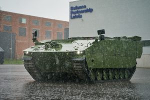 Kājnieku kaujas mašīna "Hunter" pie "Patria Latvia" ražotnes Valmierā.