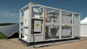Enerģijas uzkrāšanas un elektroapgādes iekārta saules paneļu parkā.
