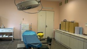 Medicīniskās apskates un procedūru telpa Steidzamās medicīniskās palīdzības punktā.