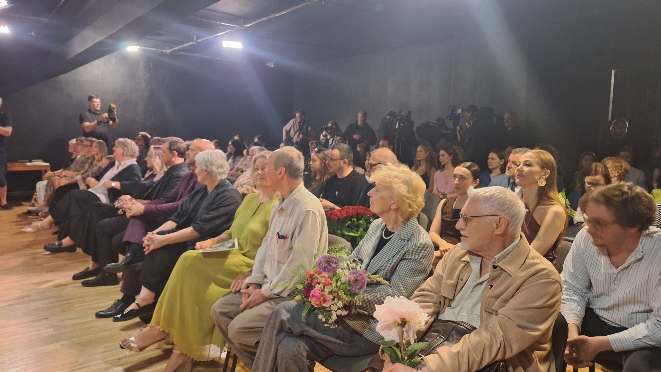 Teātra dienas izcilības balvu pasniegšanas ceremonijas viesi un laureāti pulcējušies zālē, vērojot svinīgo pasākumu.