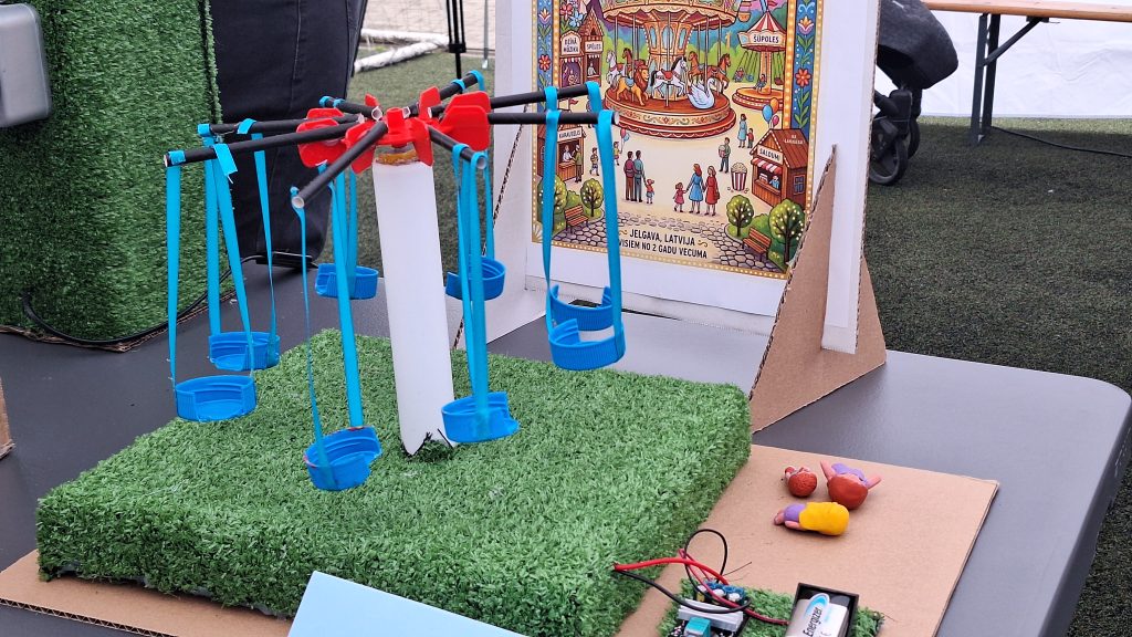 Skolēnu izveidots karuseļa modelis tehnoloģiju festivālā Jelgavā.