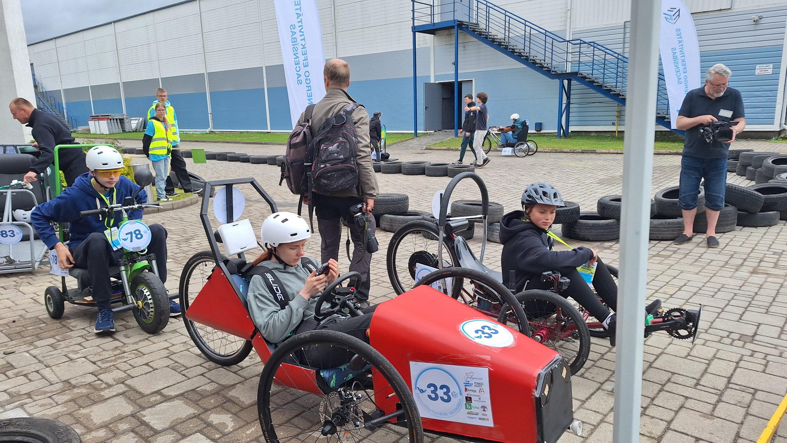 Jaunieši gatavojas paštaisītu elektrotransportlīdzekļu sacensībām Bērnu un jauniešu tehnoloģiju festivālā Jelgavā.