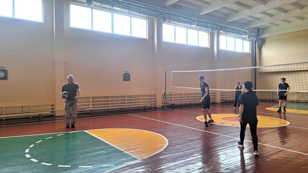 Līderisma nometnes dalībnieki spēlē volejbolu sporta zālē Augšdaugavas novada Subatē.