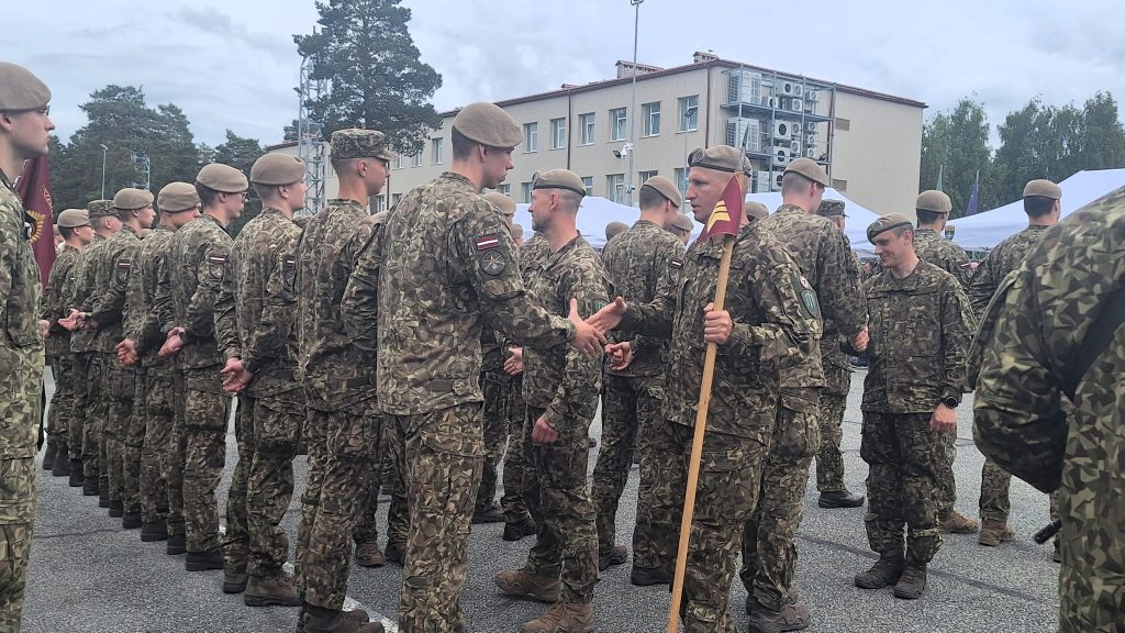 Valsts aizsardzības dienesta karavīri pēc izlaiduma ceremonijas Ādažu militārajā bāzē sveic cits citu.