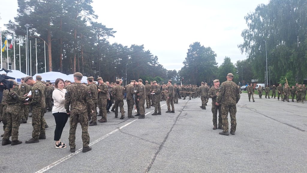 Valsts aizsardzības dienesta karavīri un viņu tuvinieki pulcējušies izlaiduma ceremonijā Ādažos.