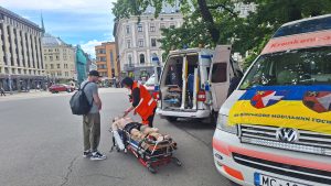MEDEVAC transportlīdzekļu ekspozīcija pie Brīvības pieminekļa Rīgā Ukrainas atbalstam.