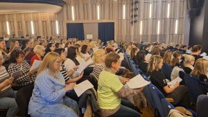 Koristi kopmēģinājumā gatavojas Raimonda Paula dziesmu lielkoncertam “Manai dzimtenei” Mežaparkā.