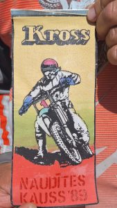 Vēsturiska motokrosa sacensību nozīmīte “Kross Naudītes kauss '89”.