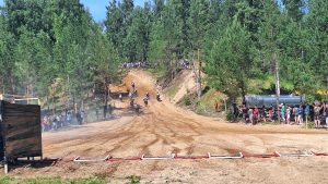 Motokrosa braucēji pēc starta dodas smilšu trasē skatītāju priekšā.