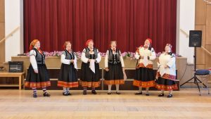 Bārtas etnogrāfiskais ansamblis uzstājas Zemītes kultūras namā, demonstrējot tradicionālos tautastērpus un dziedājumus.