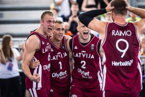 Latvijas 3x3 basketbola izlases spēlētāji emocionāli svin uzvaru.