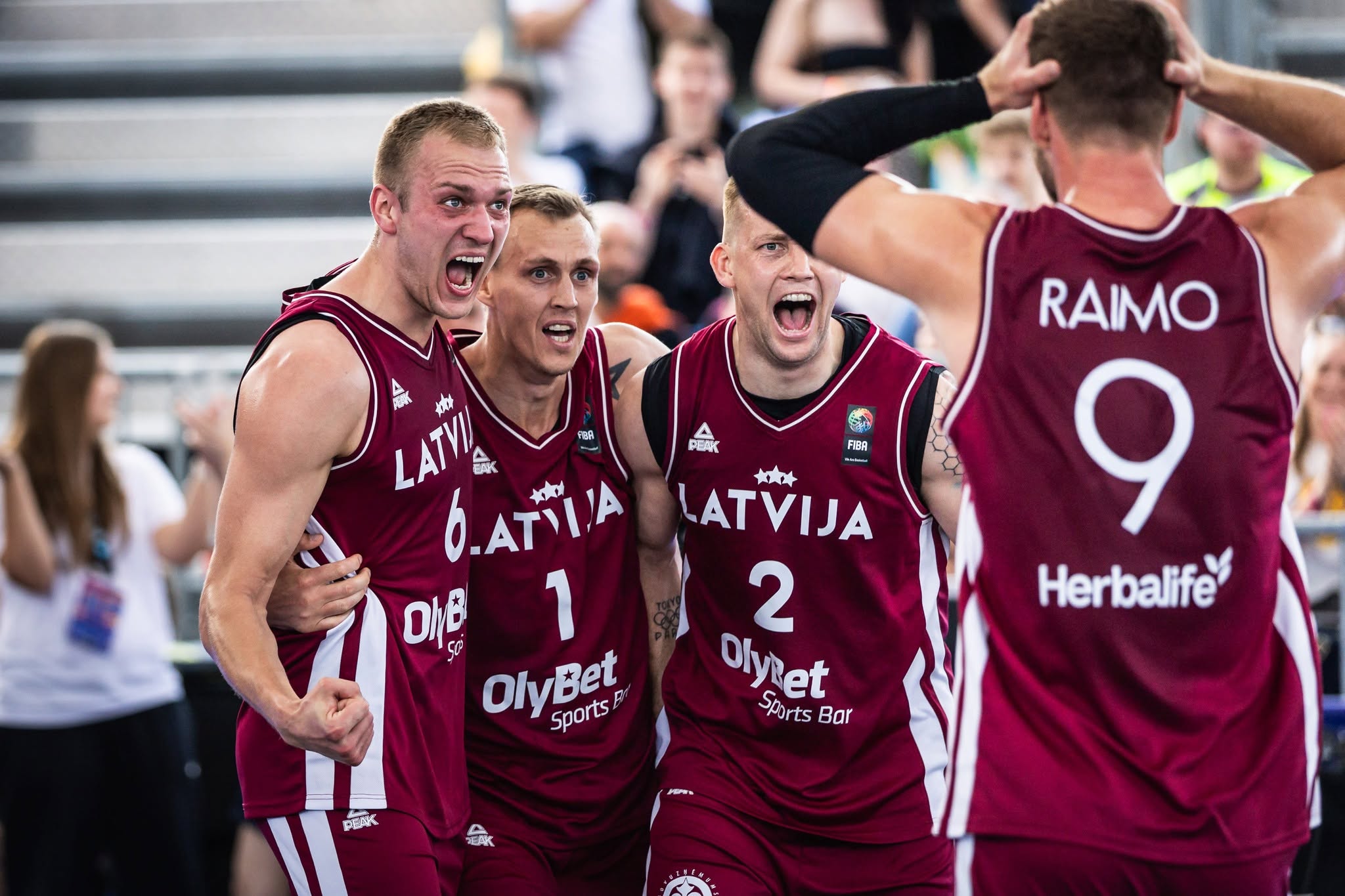 Latvijas 3x3 basketbola izlases spēlētāji emocionāli svin uzvaru.