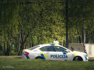 Valsts policijas automašīna un policists dienesta pienākumu izpildes laikā.
