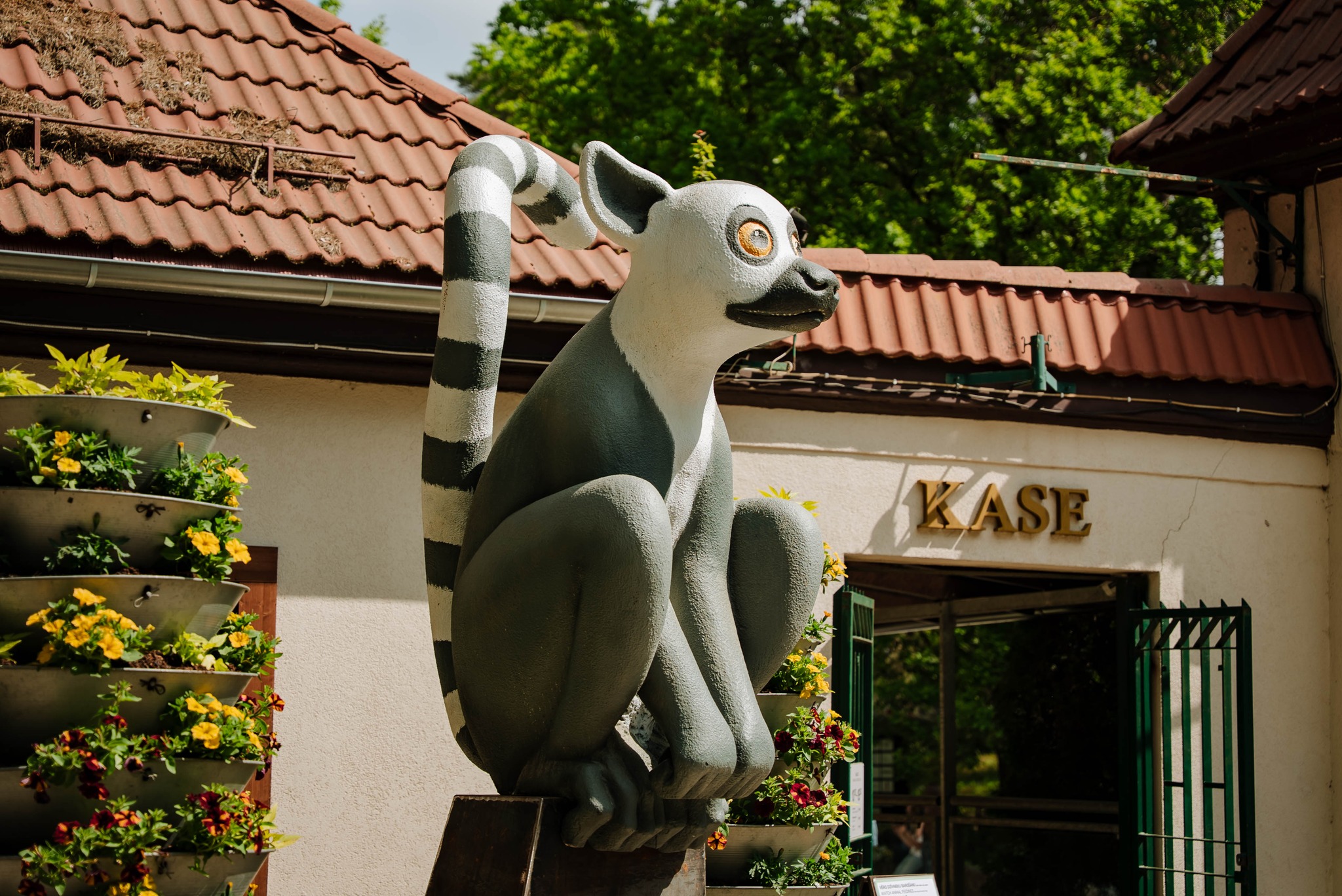 Animācijas filmas “Straume” varoņa Lemura skulptūra pie Rīgas Zooloģiskā dārza Mežaparkā.