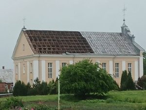 Bebrenes katoļu baznīcai negaisa laikā daļēji norauts jumts.