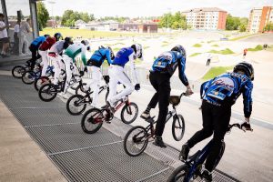 BMX riteņbraucēji gatavojas startam Latvijas Jaunatnes X olimpiādes sacensībās Valmierā.