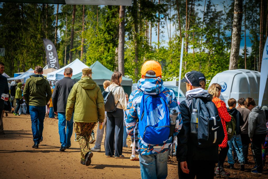 Apmeklētāji iepazīst meža nozares stendus Latvijas Meža dienās.