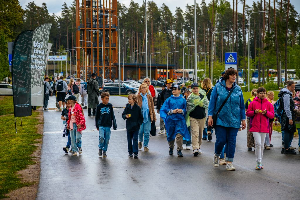 Apmeklētāji dodas uz Latvijas Meža dienu aktivitātēm Tērvetē.