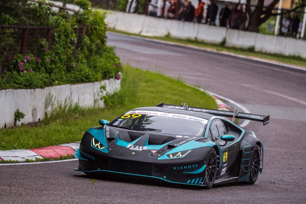 Artūra Batraka vadītais Lamborghini Huracan GT3 EVO trasē Biķerniekos.