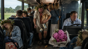 Pārpildīts pēcsvētku autobuss ar nogurušiem Jāņu svinētājiem, alus bundžām, pīrādziņiem un dusmīgu šoferi.