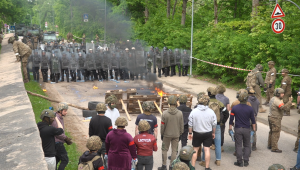Militāro mācību laikā karavīri un kārtības uzturēšanas vienība izspēlē masu nekārtību ierobežošanas scenāriju ar barikādēm uz ceļa.