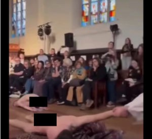 Laikmetīgās mākslas performance baznīcas telpās, skatītājiem vērojot notiekošo.