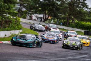 Vairāki sporta automobiļi cīnās par pozīcijām Biķernieku trasē Baltijas autošosejas čempionāta sacensībās.