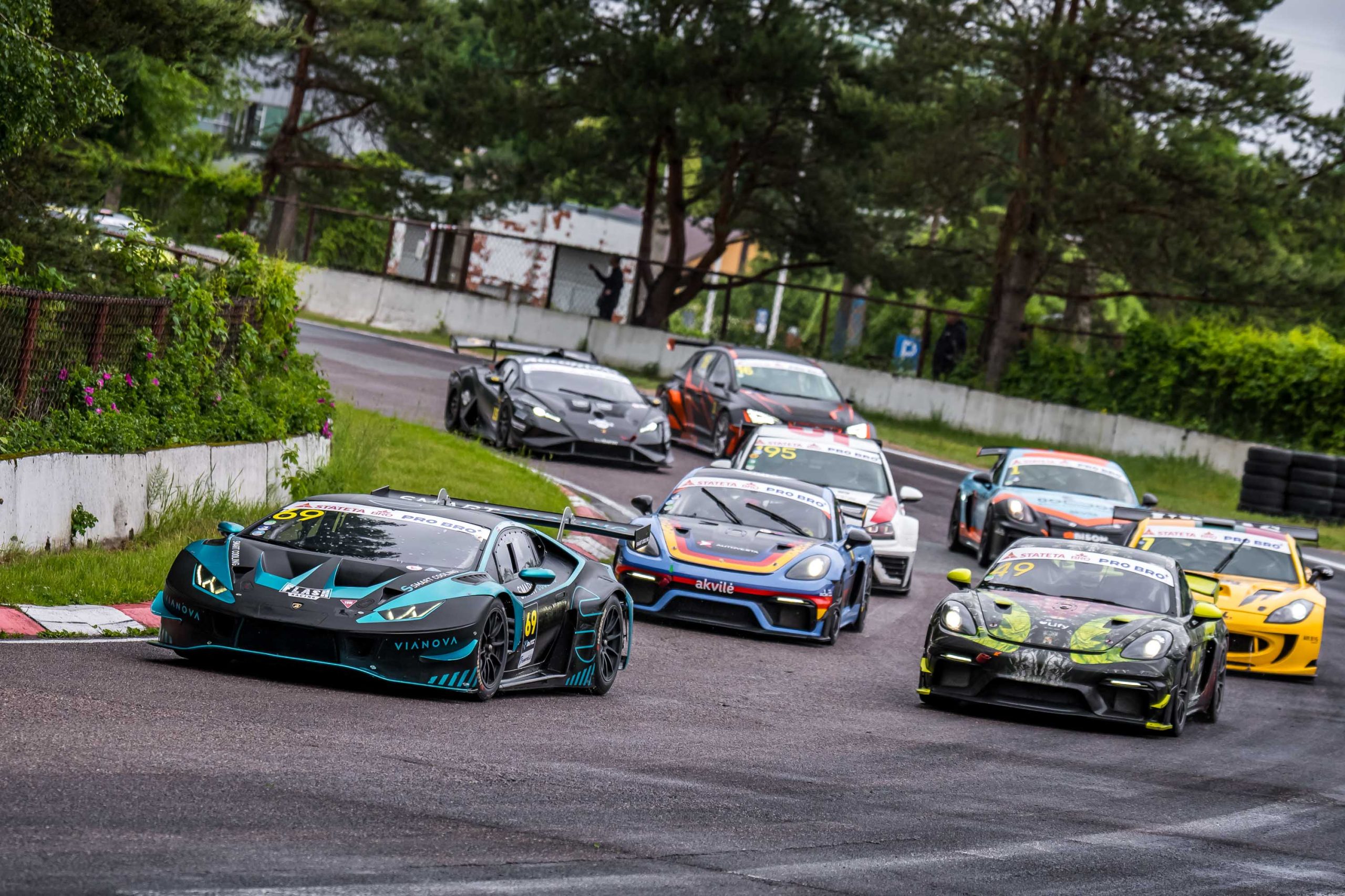 Vairāki sporta automobiļi cīnās par pozīcijām Biķernieku trasē Baltijas autošosejas čempionāta sacensībās.
