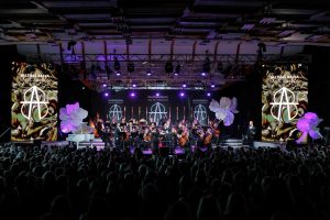GALA GALANTE koncerts Dzintaru koncertzālē ar orķestri, skatuves gaismām un plašu skatītāju auditoriju.