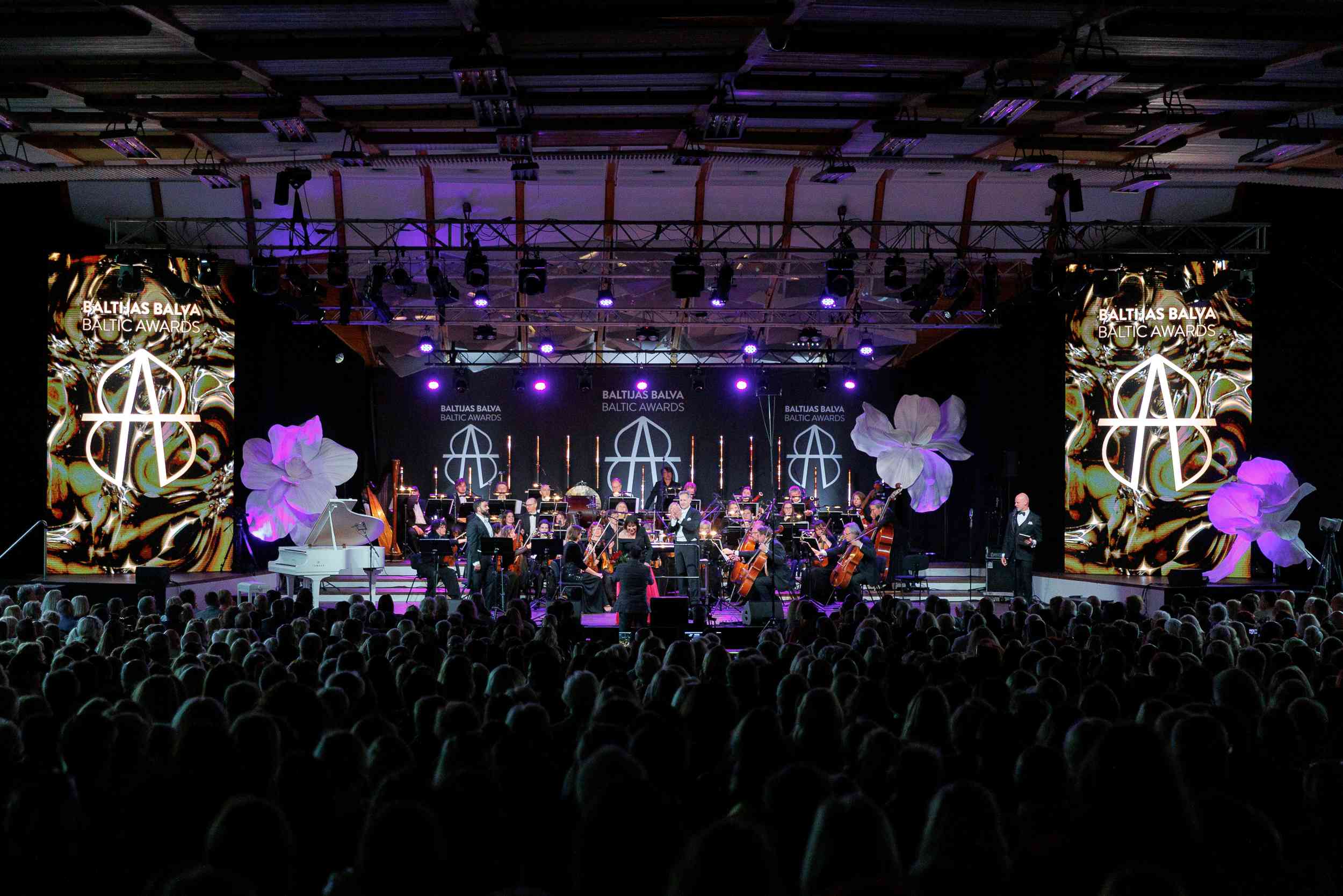 GALA GALANTE koncerts Dzintaru koncertzālē ar orķestri, skatuves gaismām un plašu skatītāju auditoriju.