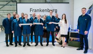 Uzņēmuma “Frankenburg Technologies” pārstāvji un viesi piedalās ražotnes atklāšanas pasākumā.