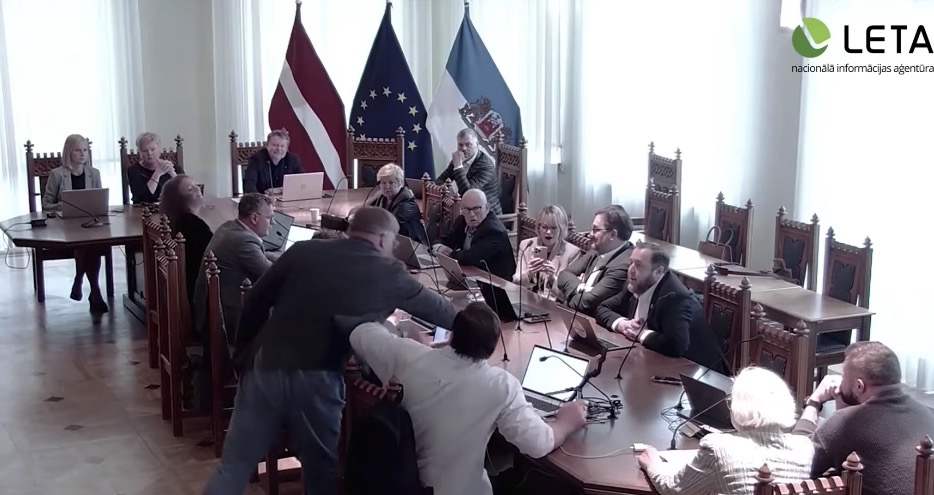Rīgas domes sēdes laikā deputāti un amatpersonas apspriež jautājumus pie galda.