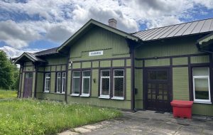 Vēsturiskā Daudzevas stacijas ēka, kas saglabājusies līdz mūsdienām.