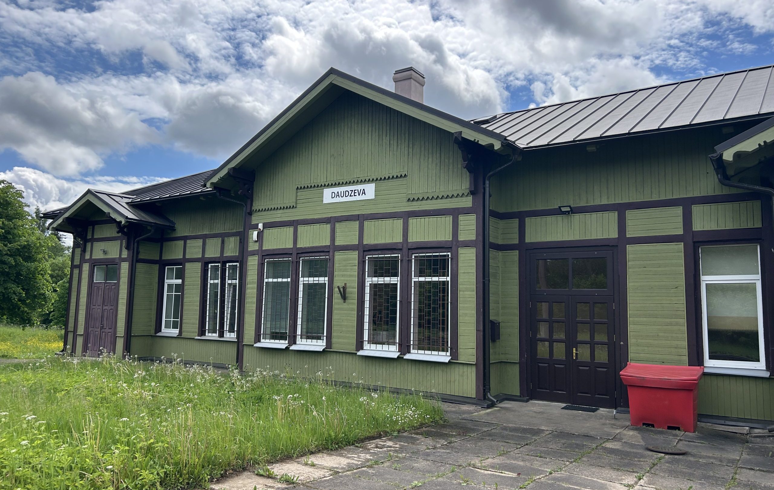 Vēsturiskā Daudzevas stacijas ēka, kas saglabājusies līdz mūsdienām.