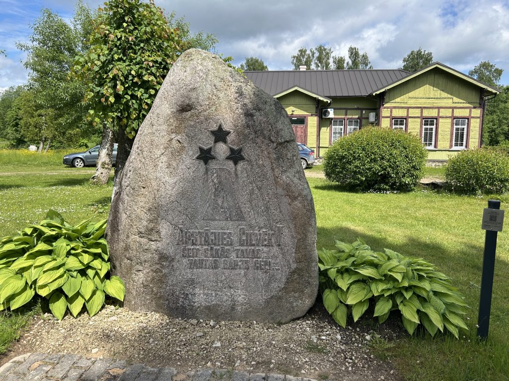 Piemiņas akmens pie Daudzevas stacijas, veltīts no šīs vietas izsūtītajiem novada iedzīvotājiem.