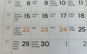 Kalendāra lapa ar 2026. gada jūnija un jūlija datumiem, izceļot Jāņu brīvdienas.