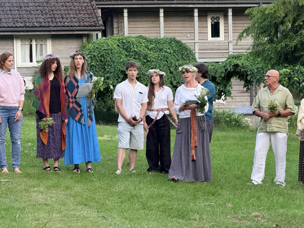 Saulgriežu svinību dalībnieki dzied tradicionālās dziesmas.