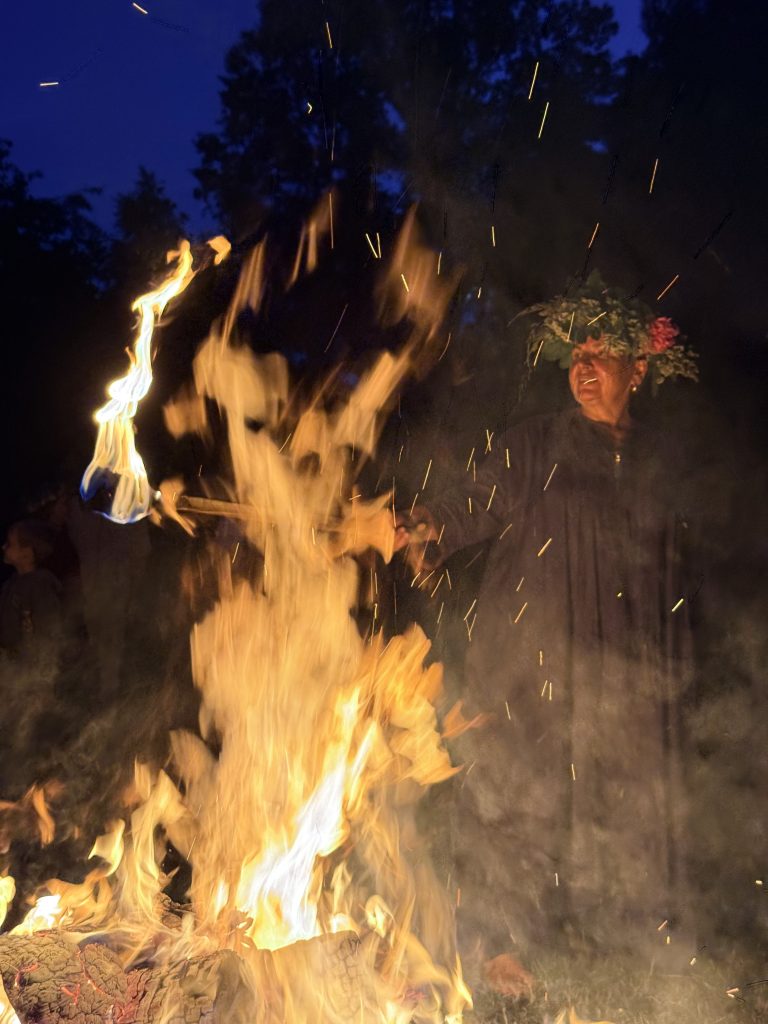 Saulgriežu uguns rituāls pie ugunskura vasaras saulgriežu vakarā.