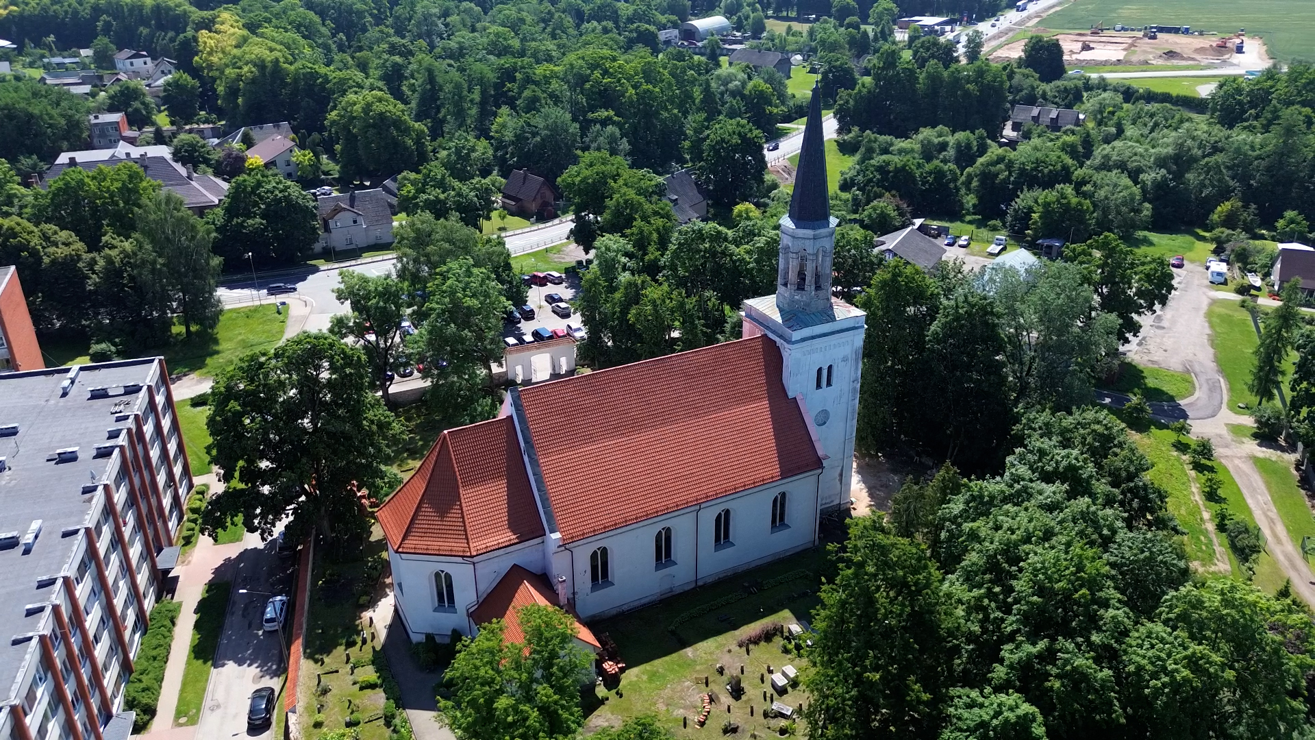 Iecavas luterāņu baznīca skatā no gaisa.