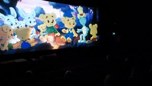Animācijas filma “Bamsis un Vulkānu sala” tiek demonstrēta kinoteātra zālē skatītājiem.