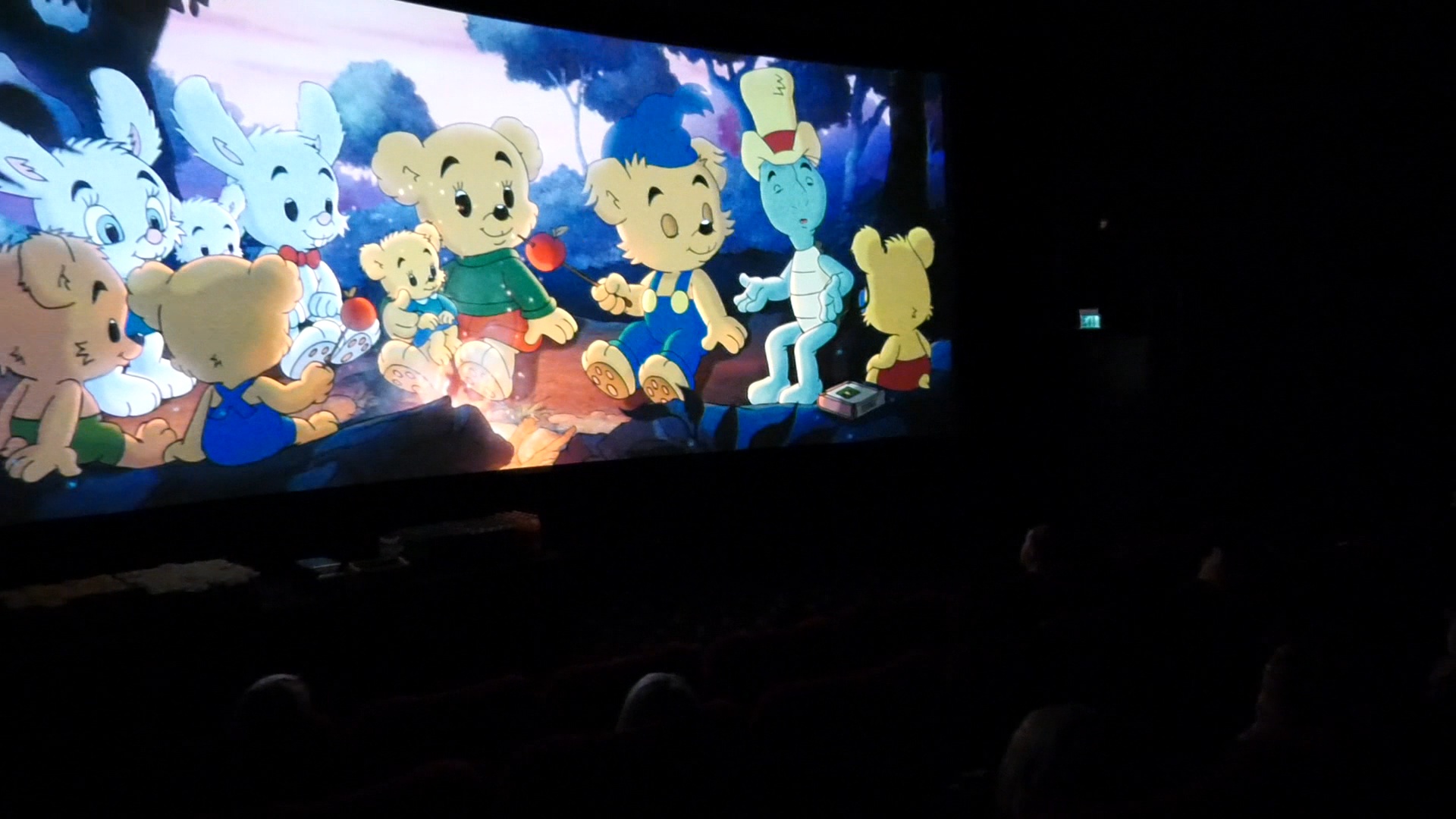 Animācijas filma “Bamsis un Vulkānu sala” tiek demonstrēta kinoteātra zālē skatītājiem.